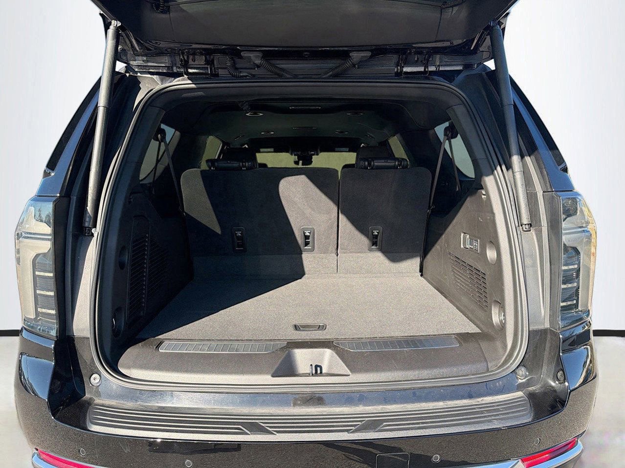 Used 2025 Chevrolet Suburban High Country image 13