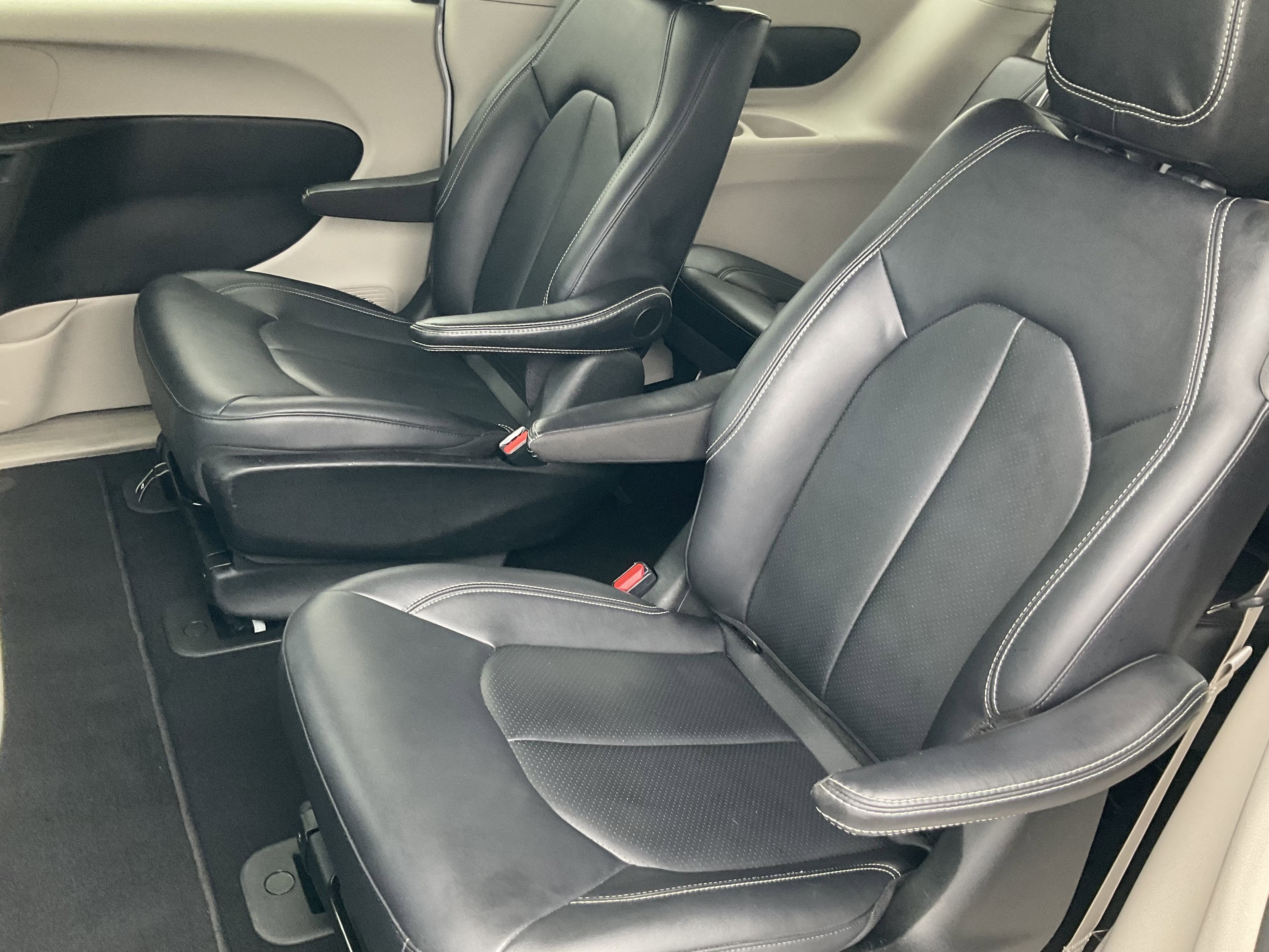 Used 2022 Chrysler Pacifica Touring-L FWD image 39