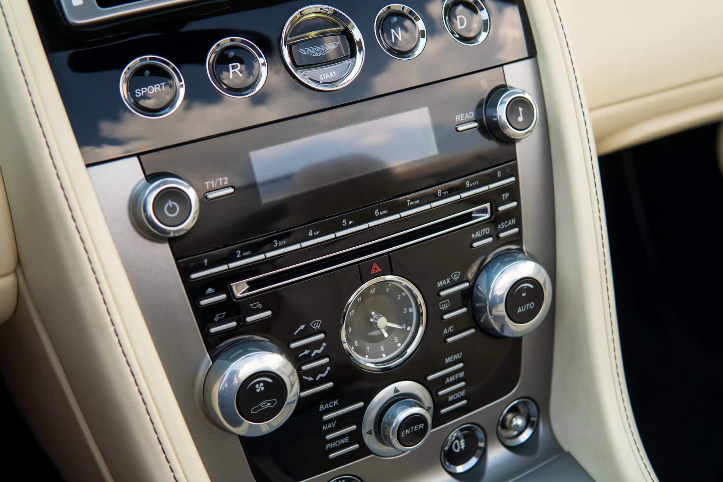 Used 2013 Aston Martin V8 Vantage Roadster RWD image 34