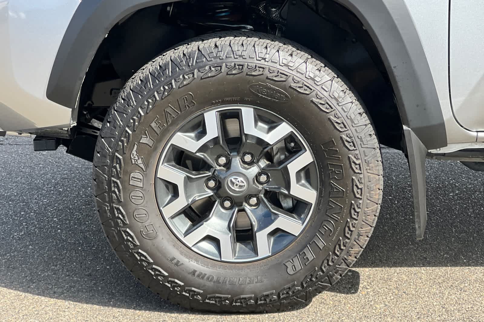 Used 2023 Toyota Tacoma TRD Off-Road w/ TRD Premium Off Road Package AWD/4WD image 31
