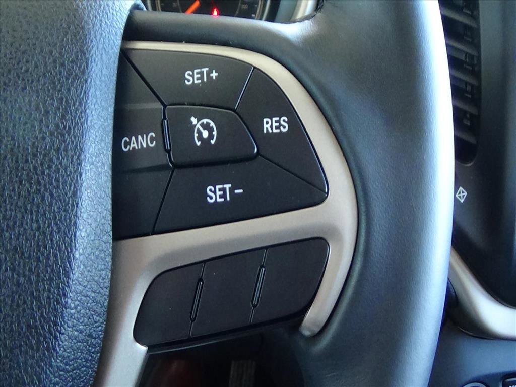 Used 2015 Jeep Cherokee Latitude w/ Comfort/Convenience Group image 16