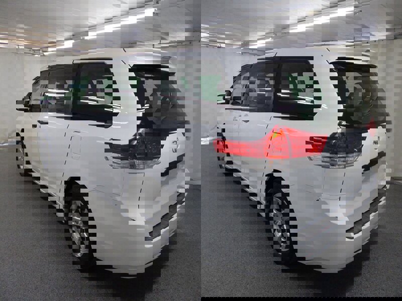 Used 2014 Toyota Sienna L image 5