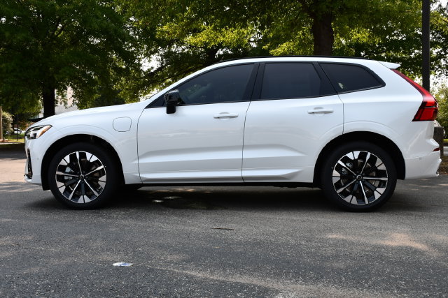 New 2026 Volvo XC60 T8 Plus w/ Climate Package PRO AWD/4WD image 4