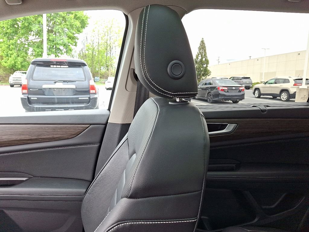 Used 2024 Volkswagen Atlas SEL AWD/4WD image 17