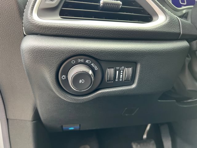 New 2026 Chrysler Pacifica Select w/ S Appearance Package FWD image 12
