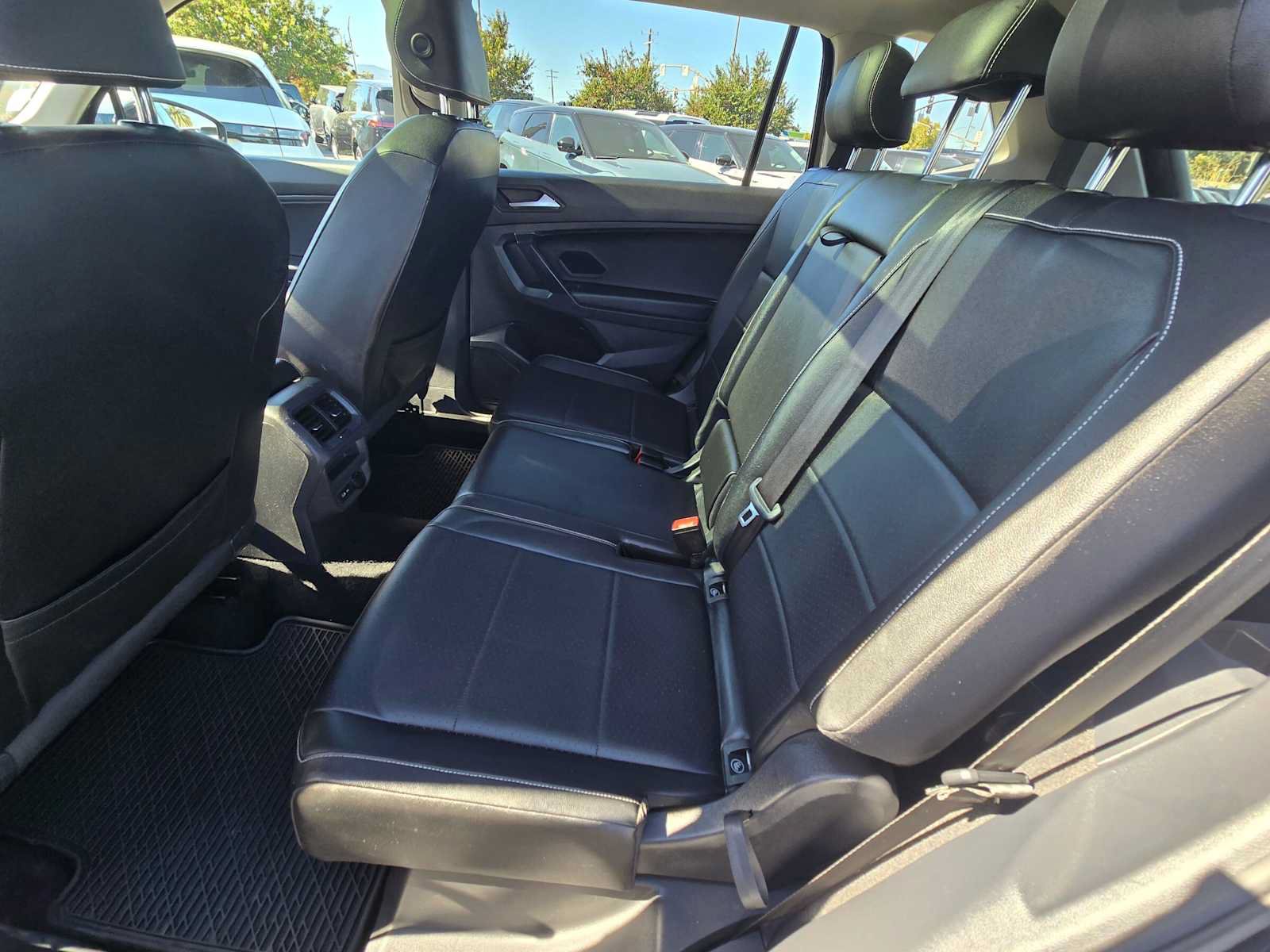 Used 2021 Volkswagen Tiguan SE w/ Panoramic Sunroof Package FWD image 17