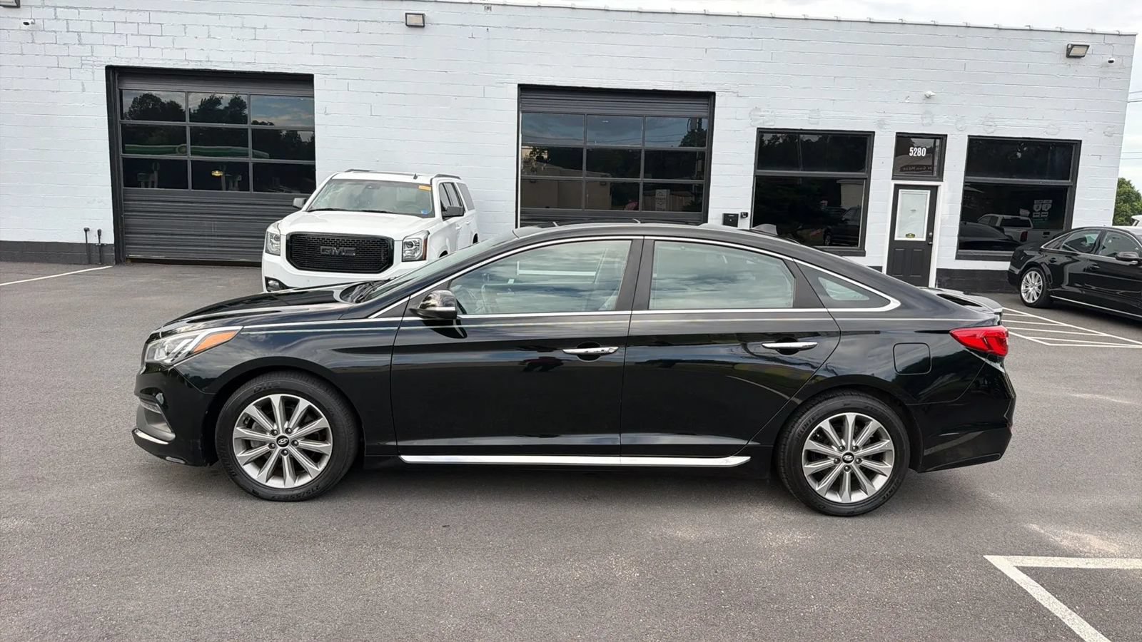 Used 2017 Hyundai Sonata Limited w/ Tech Package 03 FWD image 4