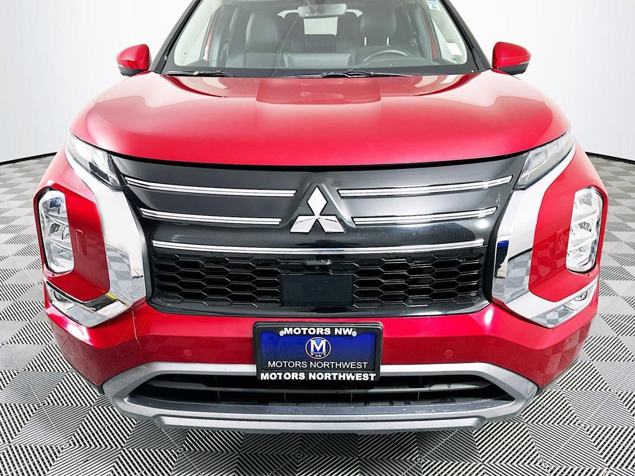 Used 2025 Mitsubishi Outlander SE image 2