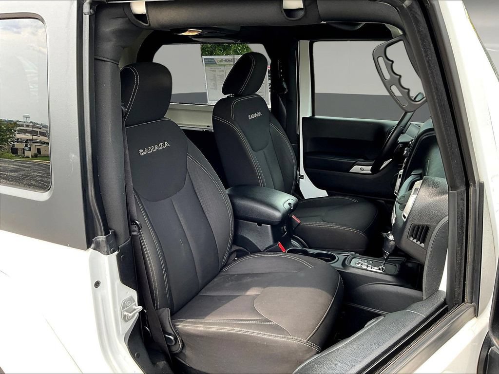 Used 2017 Jeep Wrangler Sahara w/ Connectivity Group AWD/4WD image 27