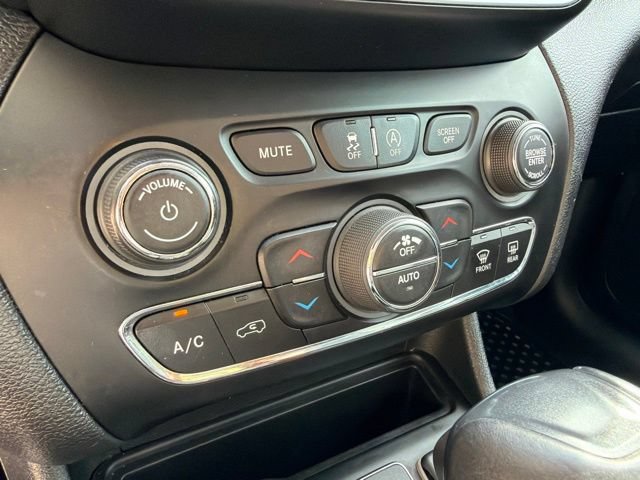 Used 2019 Jeep Cherokee Trailhawk w/ Cold Weather Group AWD/4WD image 26