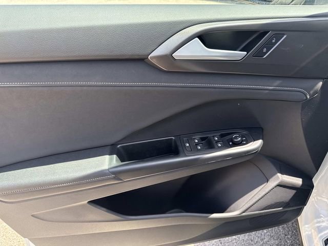 New 2026 Volkswagen Taos SE FWD image 12
