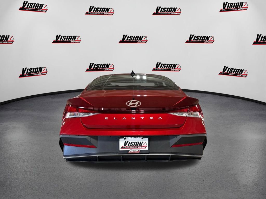 Certified 2025 Hyundai Elantra SE image 6