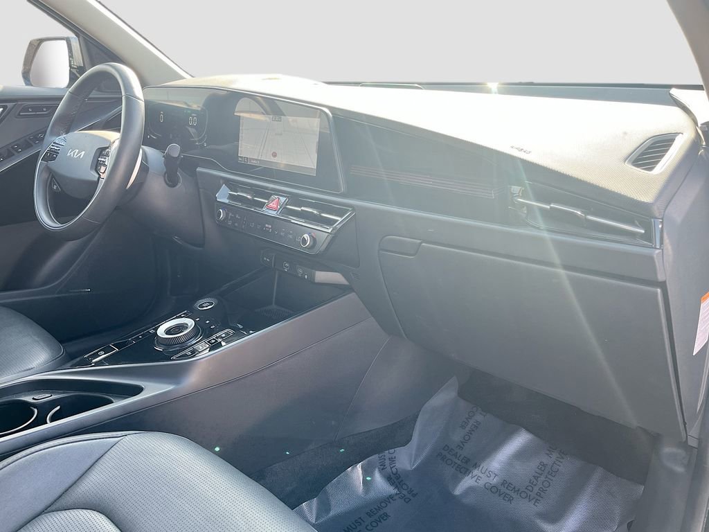 Used 2024 Kia Niro SX Touring image 31
