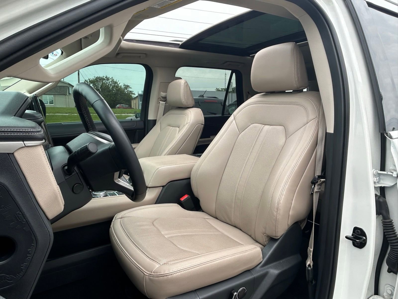 Used 2024 Ford Expedition Limited AWD/4WD image 13
