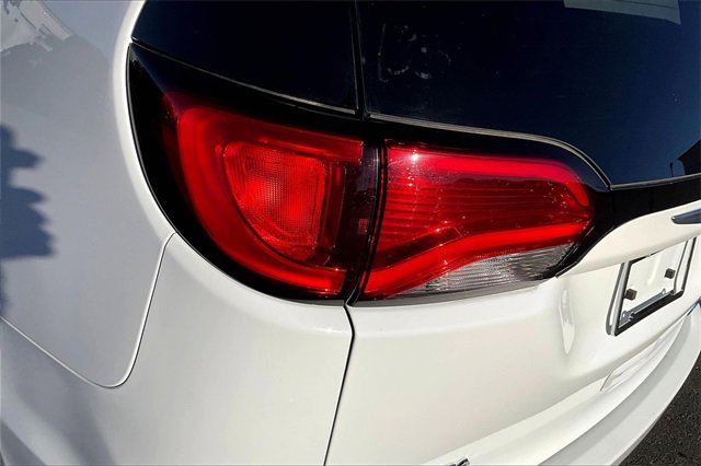 Used 2017 Chrysler Pacifica Touring Plus image 32