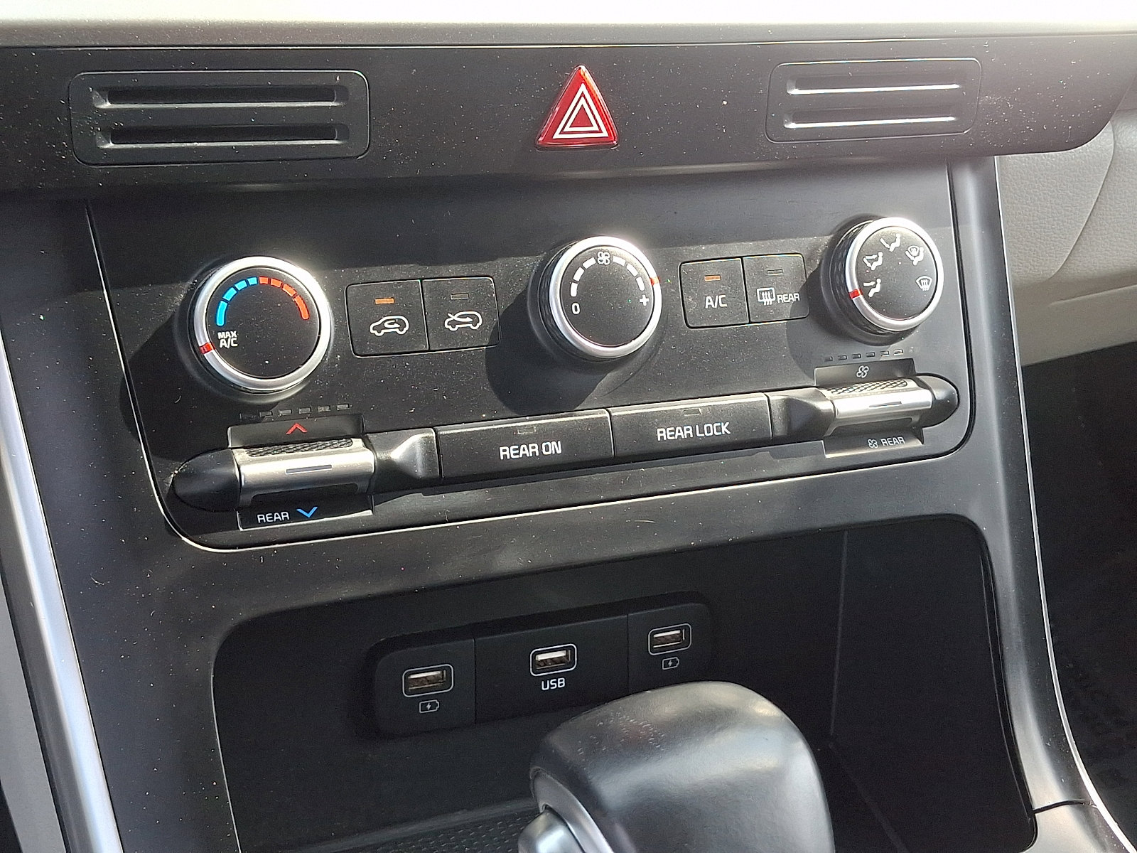 Used 2024 Kia Carnival LX FWD image 16