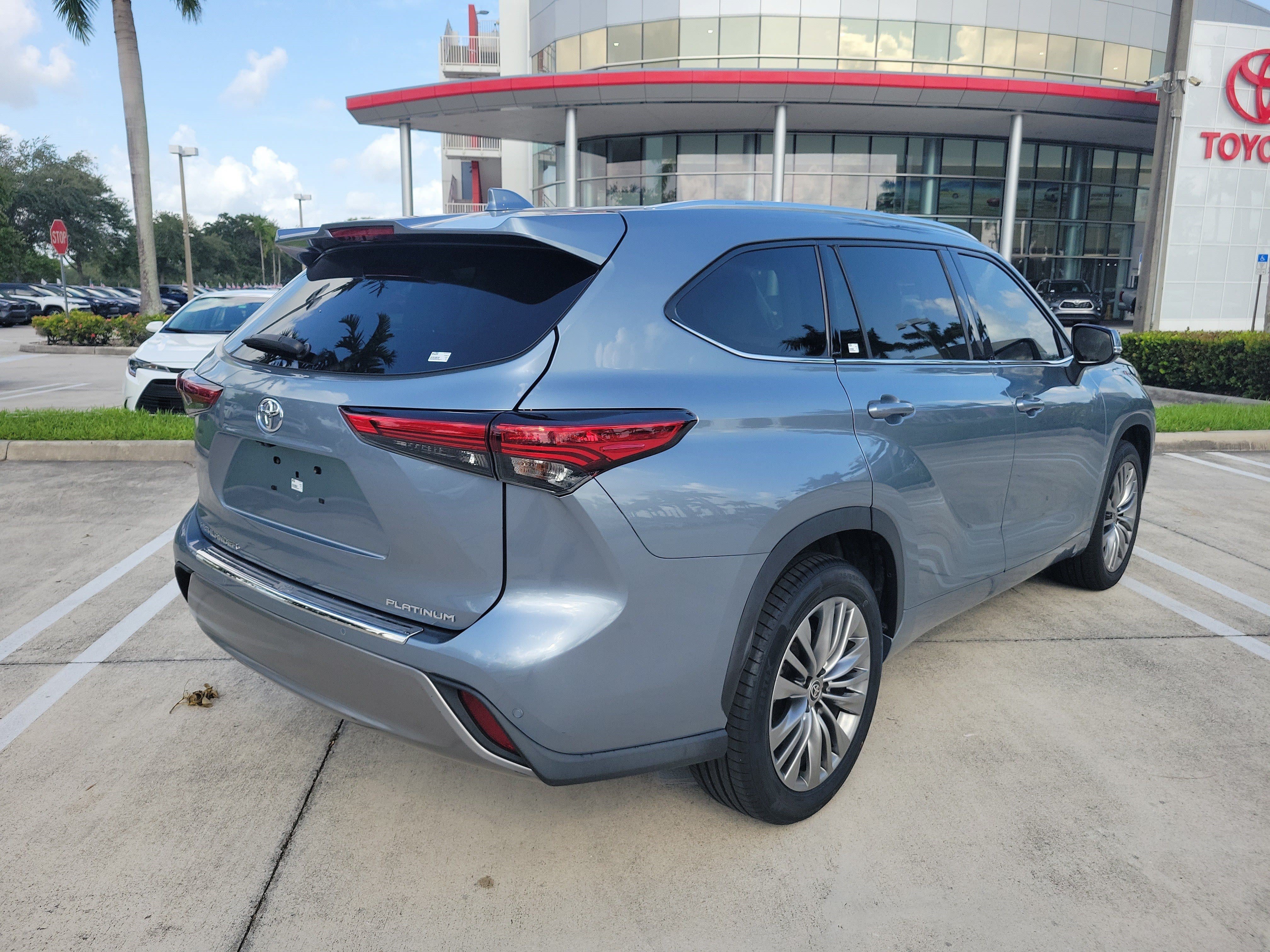 Used 2022 Toyota Highlander Platinum FWD image 7