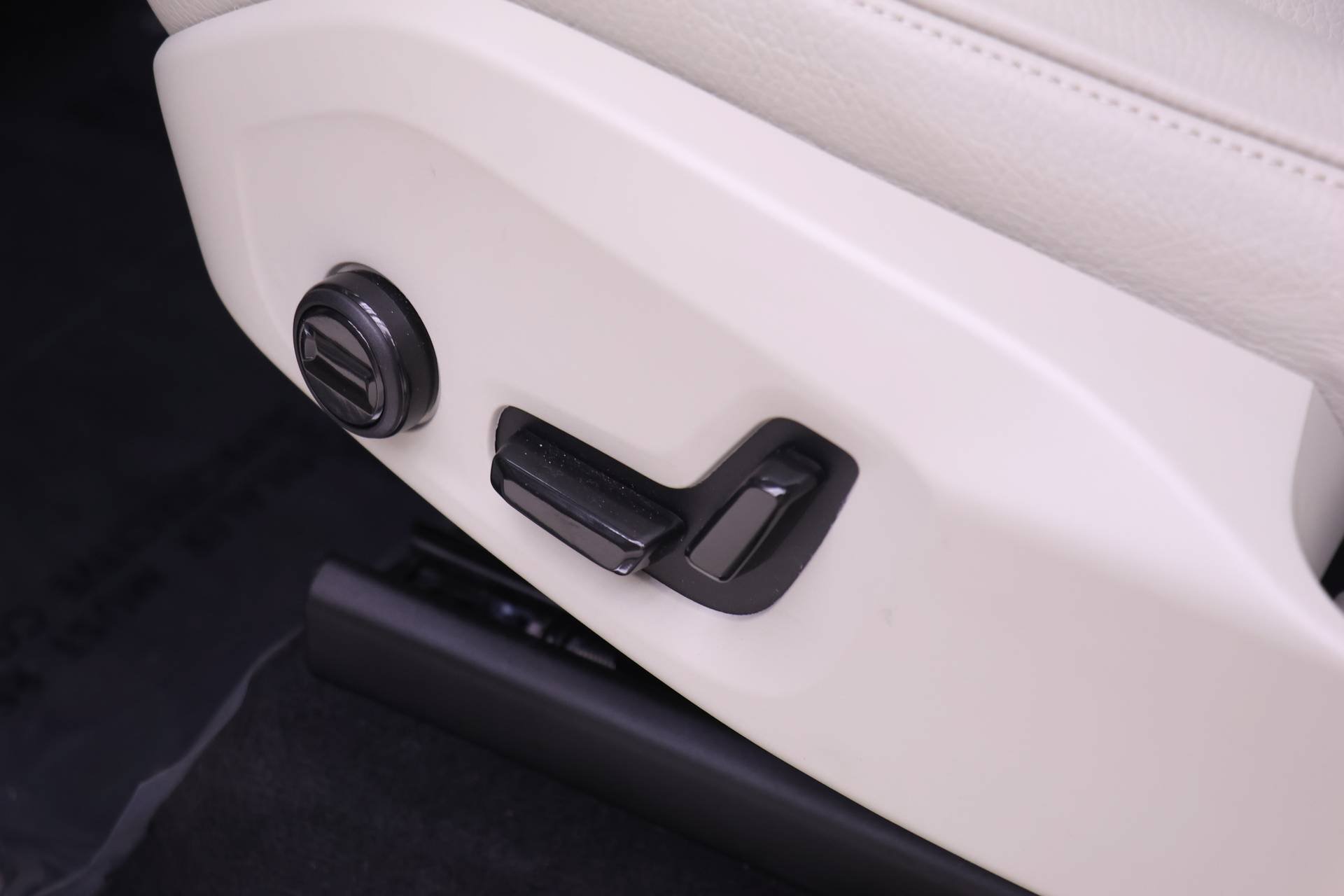 Certified 2025 Volvo XC90 T8 Plus w/ Protection Package Premier AWD/4WD image 19