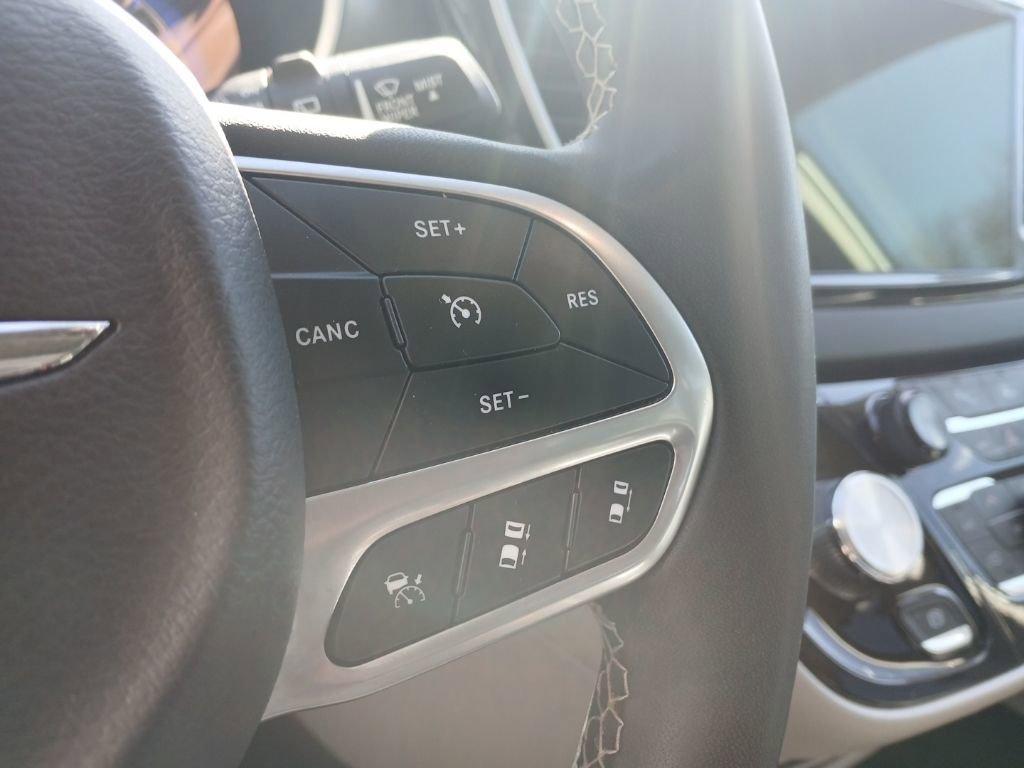 Used 2024 Chrysler Pacifica Touring-L image 18