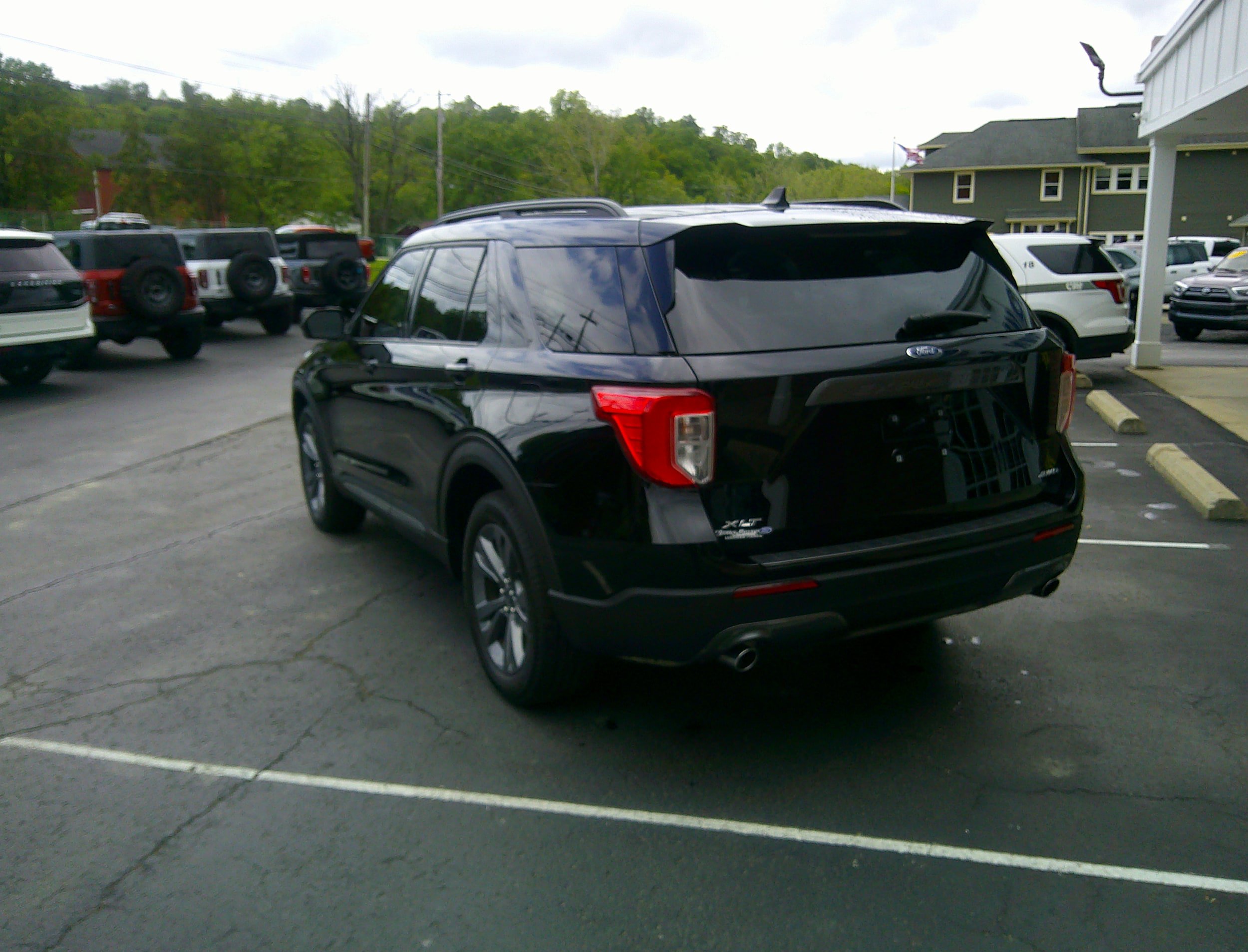 Used 2022 Ford Explorer XLT w/ Equipment Group 202A AWD/4WD image 8