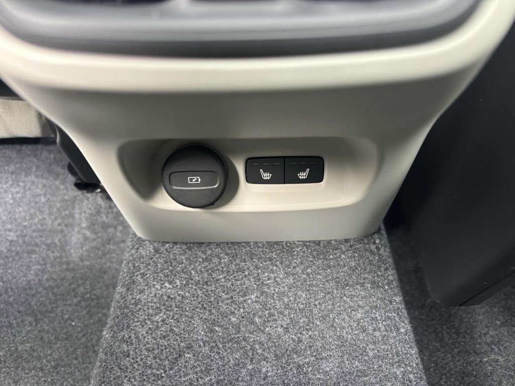 Used 2025 Volvo XC40 B5 Plus w/ Protection Package Premier image 32