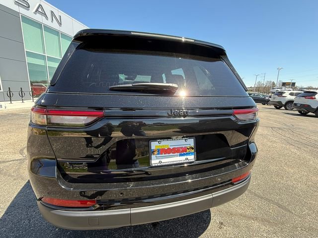 Used 2025 Jeep Grand Cherokee Altitude AWD/4WD image 31