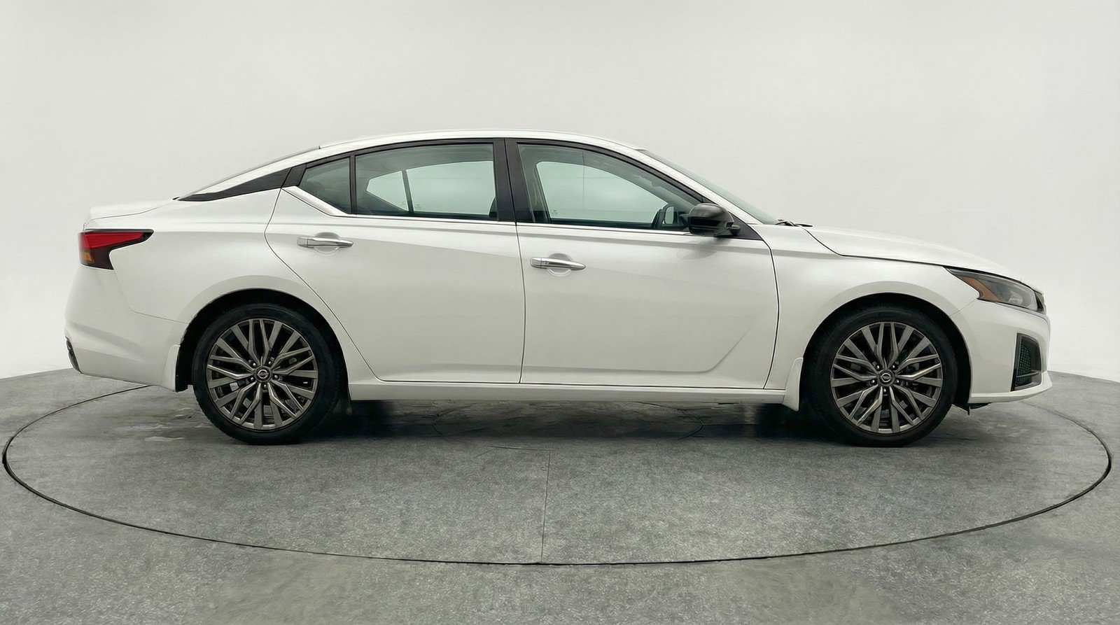 Used 2025 Nissan Altima 2.5 SV image 11