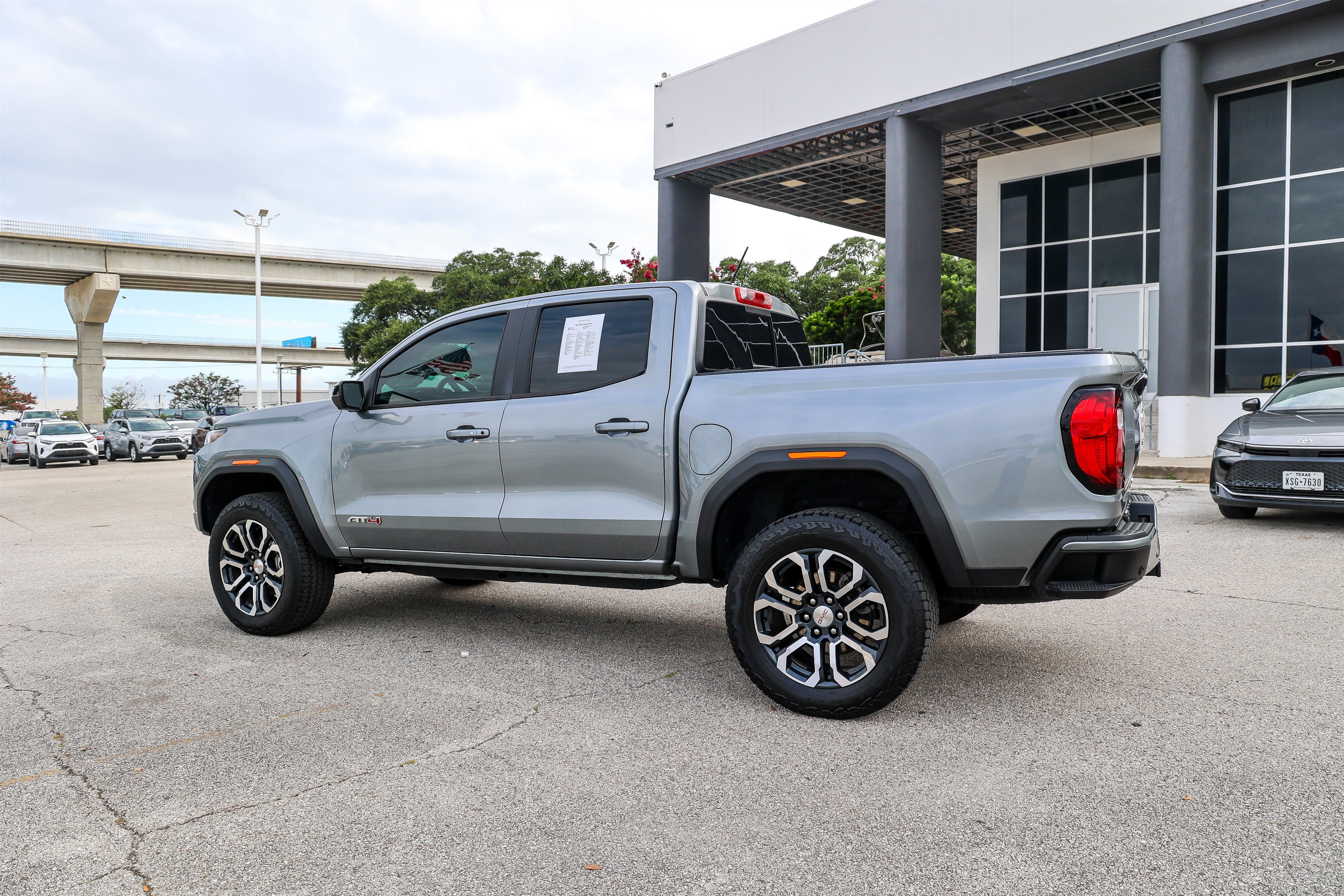 Used 2023 GMC Canyon AT4 w/ AT4 Premium Package AWD/4WD image 10