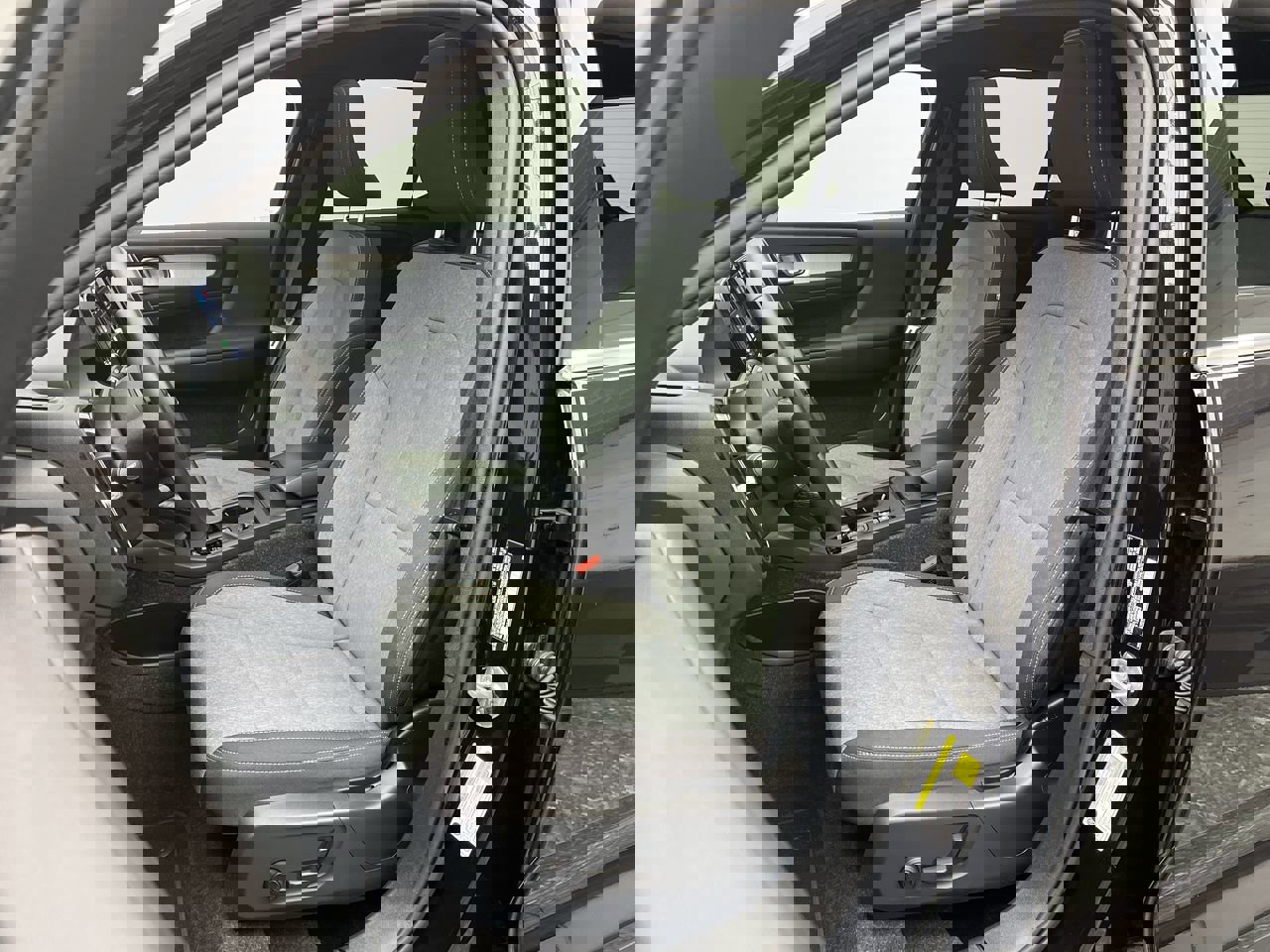 Used 2025 Volvo XC40 B5 Core image 10