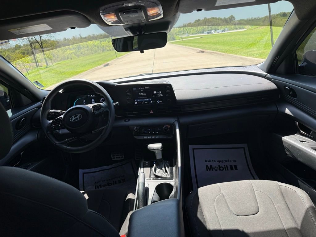 Used 2025 Hyundai Elantra Sport FWD image 17