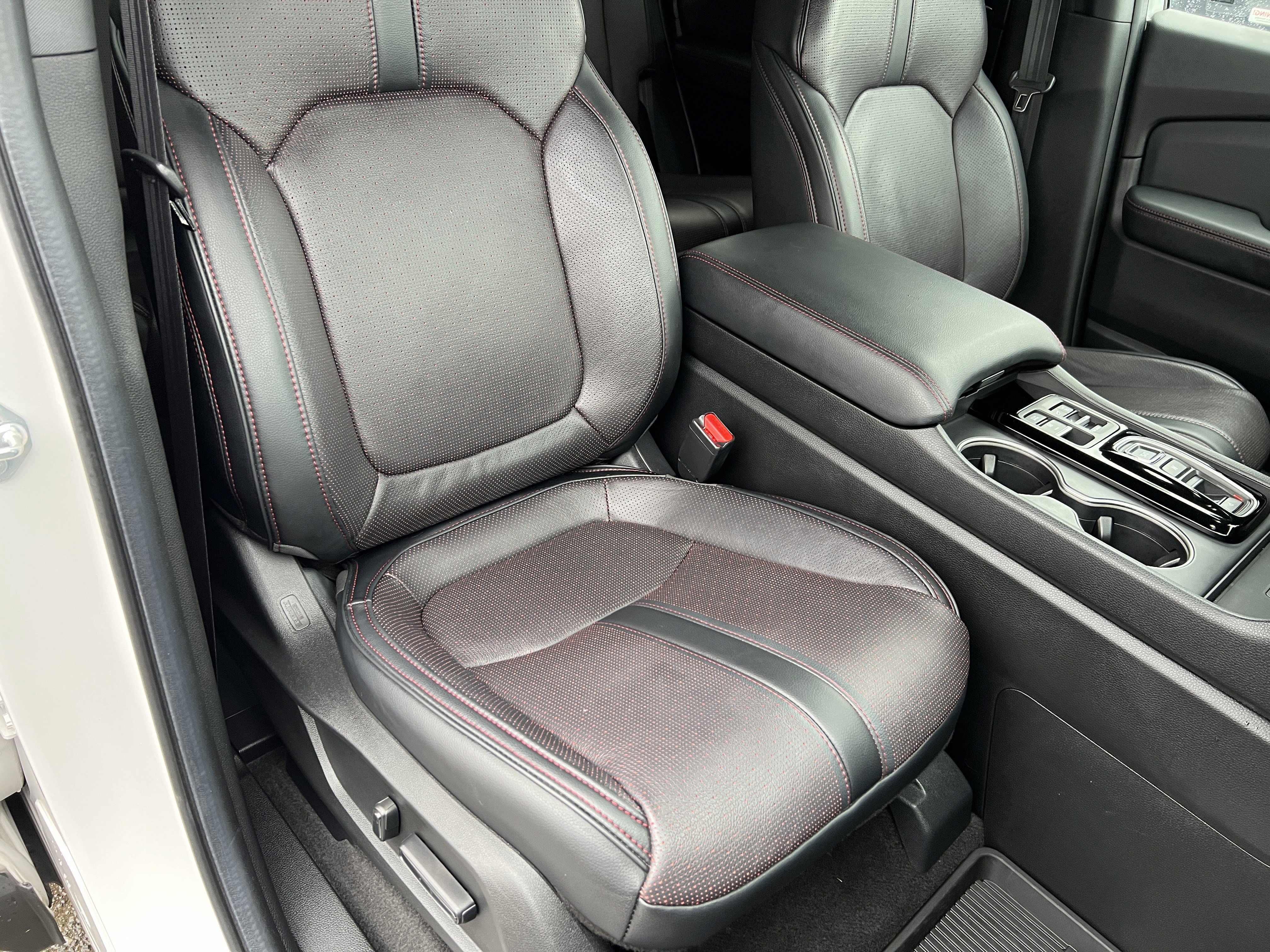 Used 2025 Honda Pilot Black Edition image 27