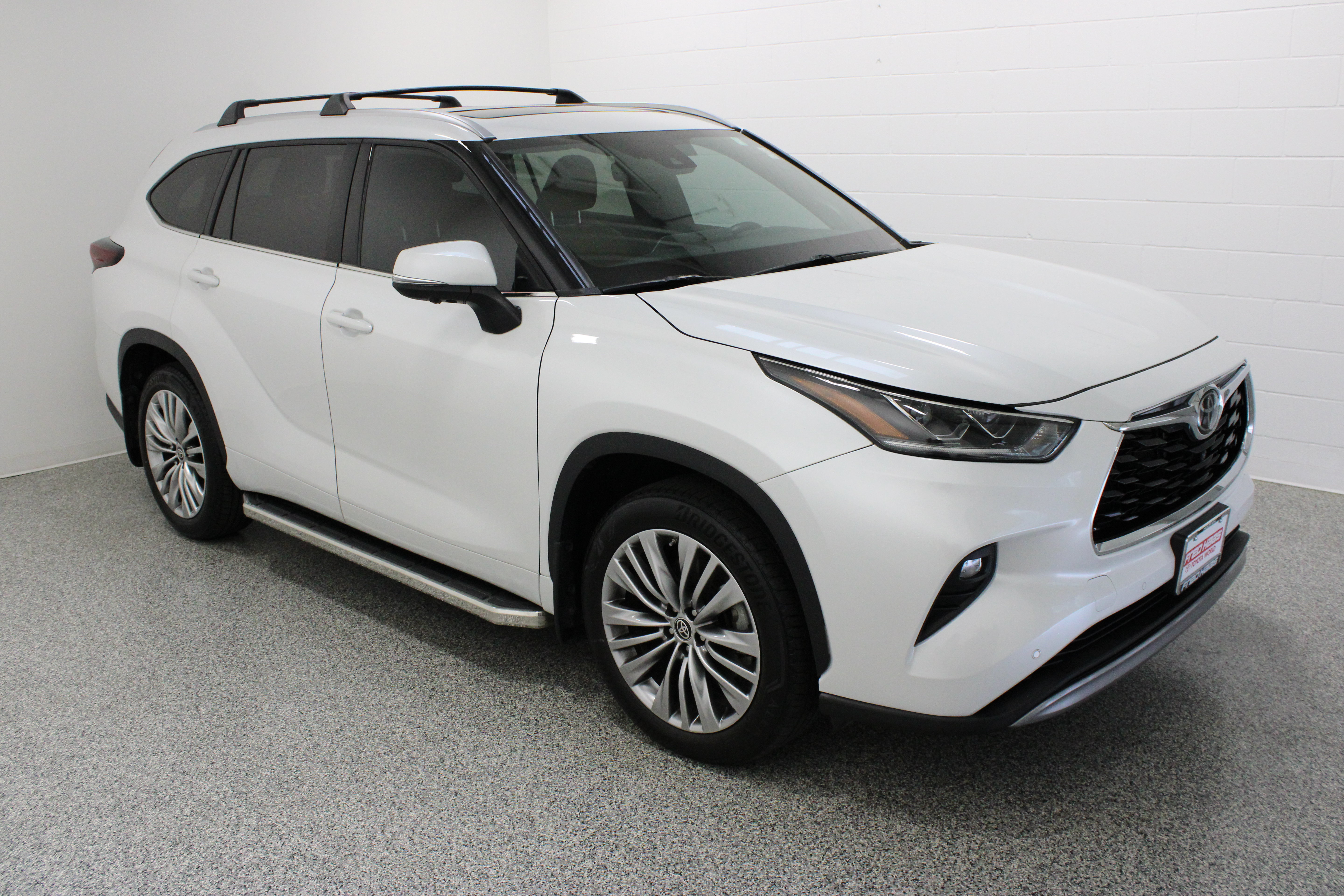 Used 2024 Toyota Highlander Platinum FWD image 4