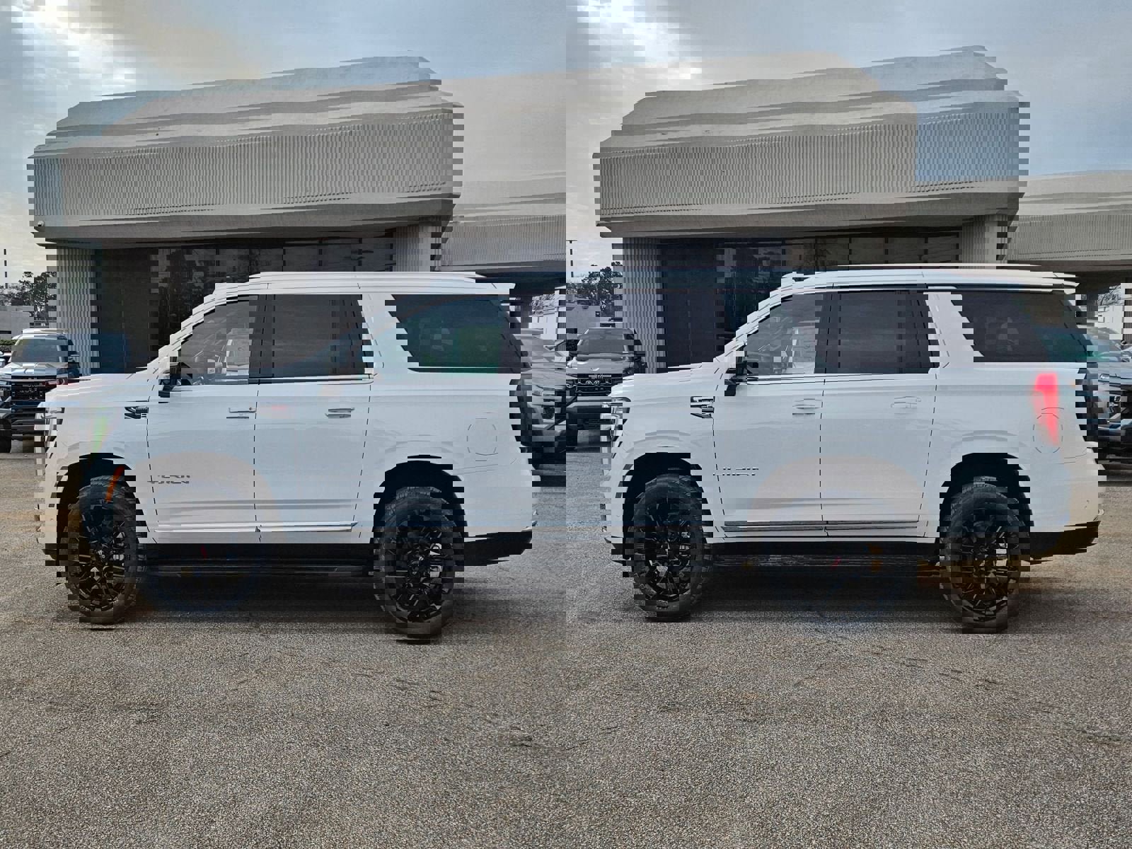 New 2026 GMC Yukon XL Elevation image 2