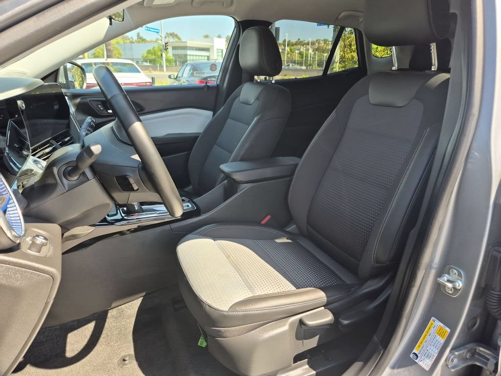 Used 2025 Chevrolet Trax LT w/ LT Convenience Package FWD image 25