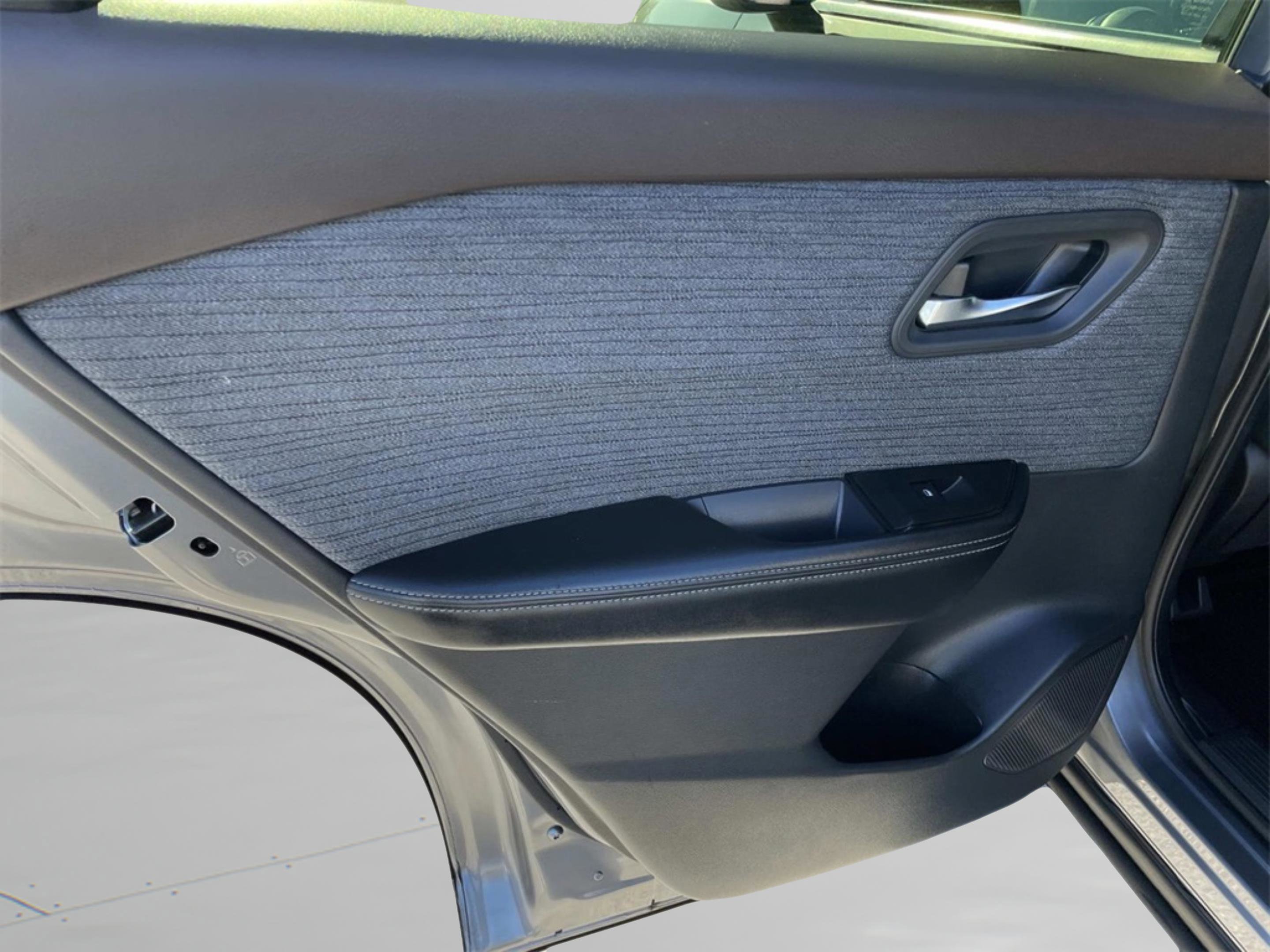 Used 2023 Nissan Rogue SV image 10