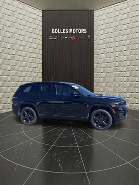 Used 2023 Jeep Grand Cherokee Altitude AWD/4WD image 3