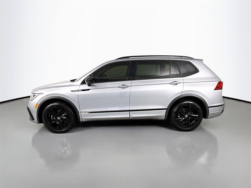 Used 2024 Volkswagen Tiguan SE R-Line image 2