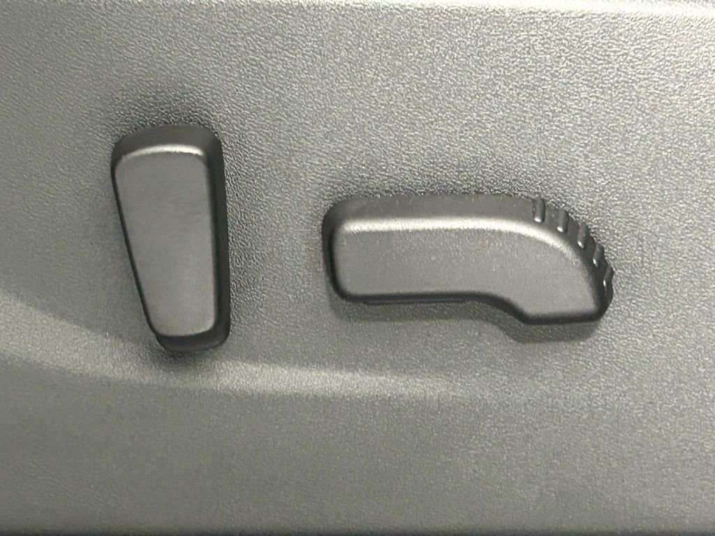 Used 2025 Nissan Frontier PRO-4X image 11