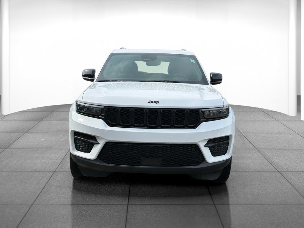 Used 2024 Jeep Grand Cherokee Altitude AWD/4WD image 2