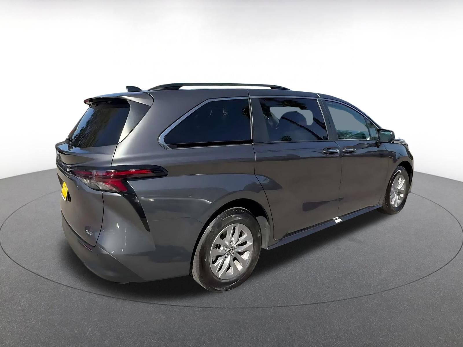 Used 2025 Toyota Sienna XLE FWD image 14