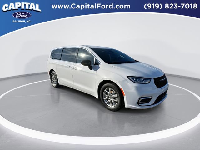 Used 2024 Chrysler Pacifica Touring-L image 2