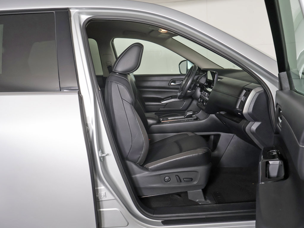 Used 2023 Nissan Pathfinder SL AWD/4WD image 31