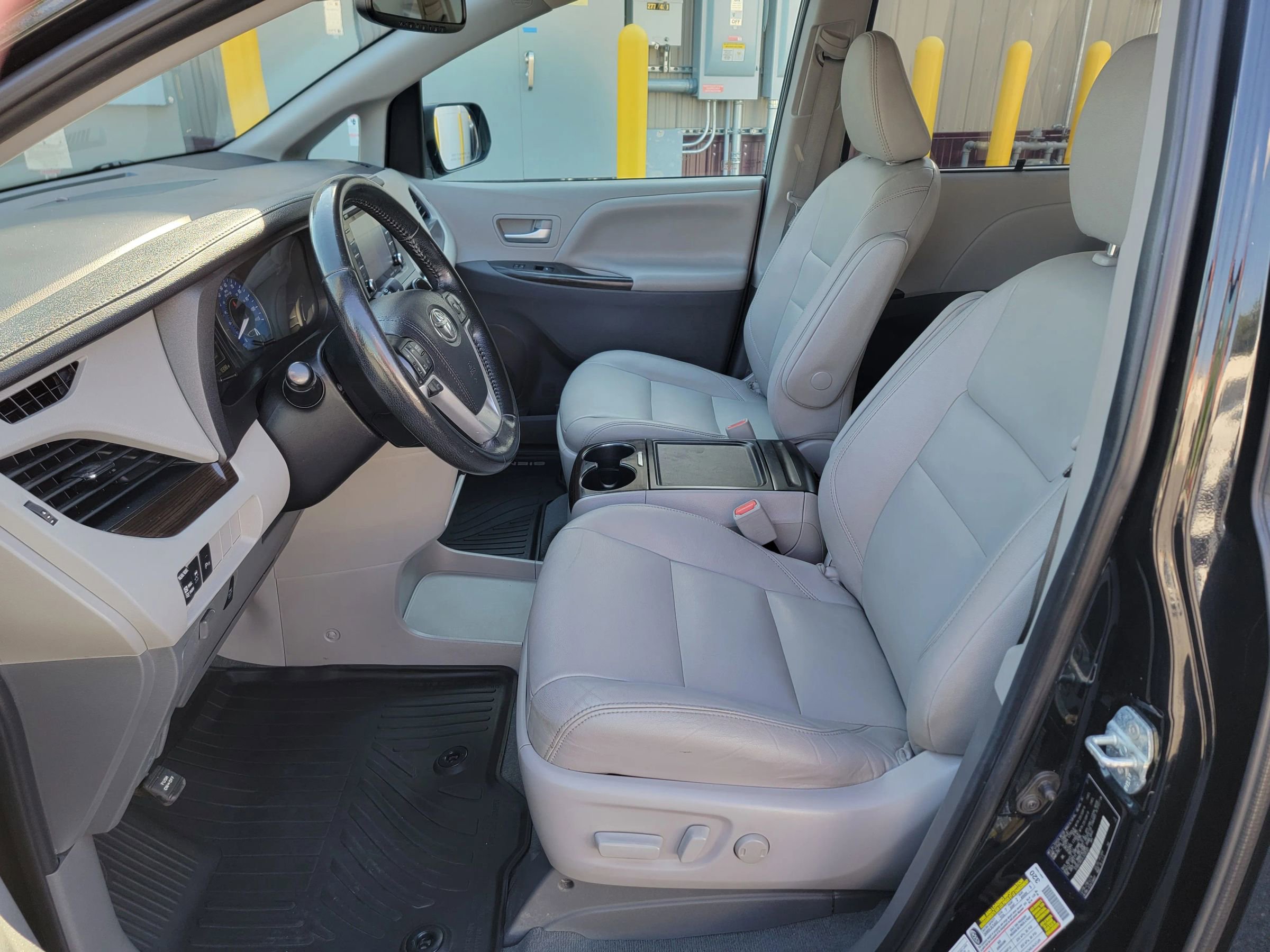 Used 2020 Toyota Sienna XLE w/ XLE Navigation Package AWD/4WD image 10