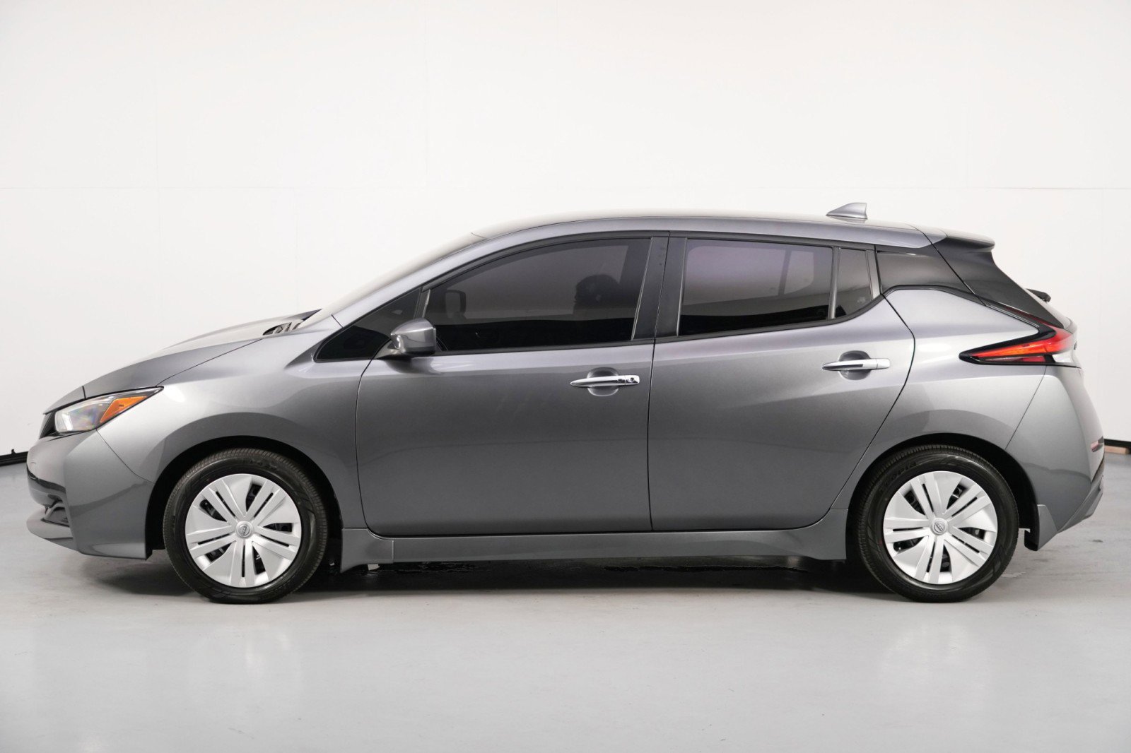 Used 2025 Nissan Leaf S image 41