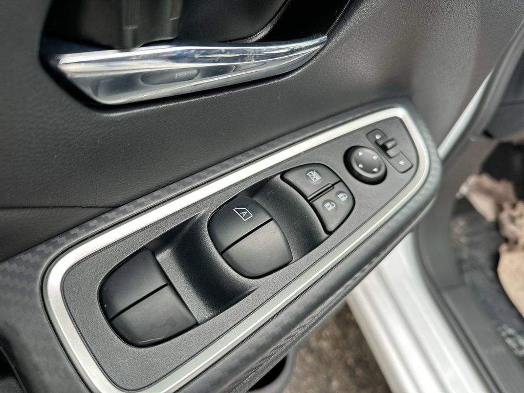 Used 2025 Nissan Versa SR w/ Trunk Package image 23