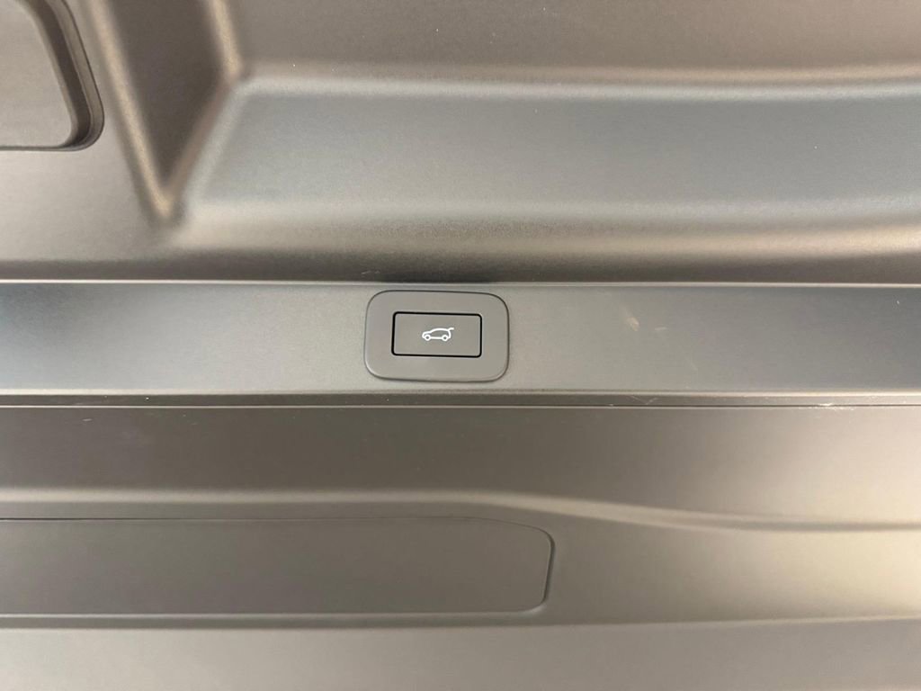 New 2026 Land Rover Range Rover SV image 6