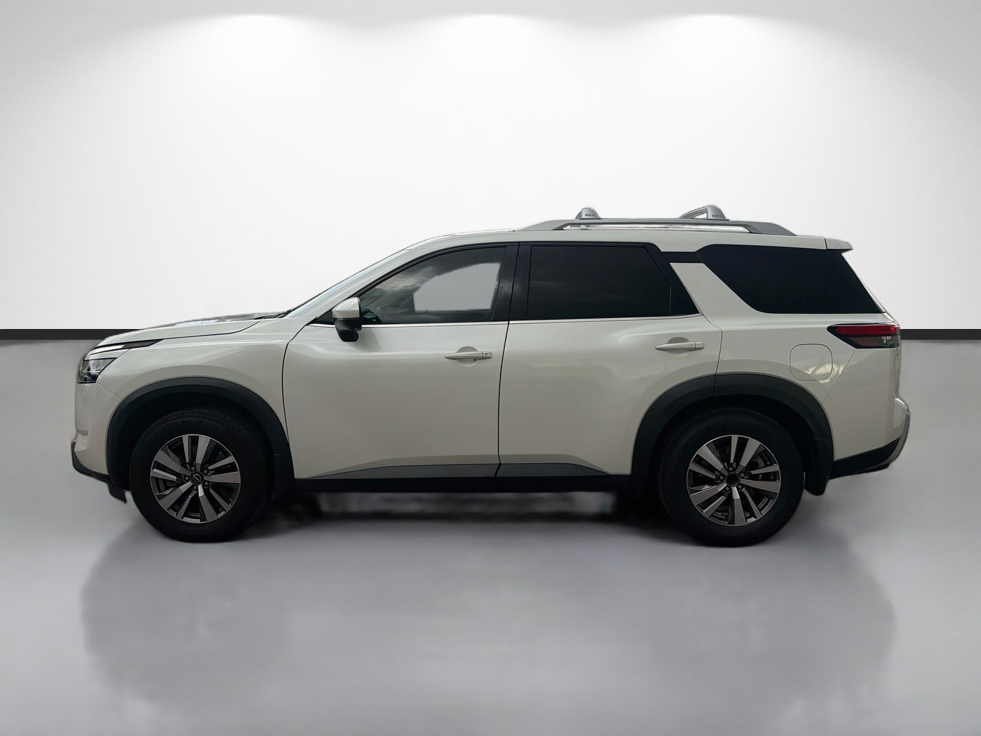 Used 2022 Nissan Pathfinder SL w/ SL Black Package FWD image 2