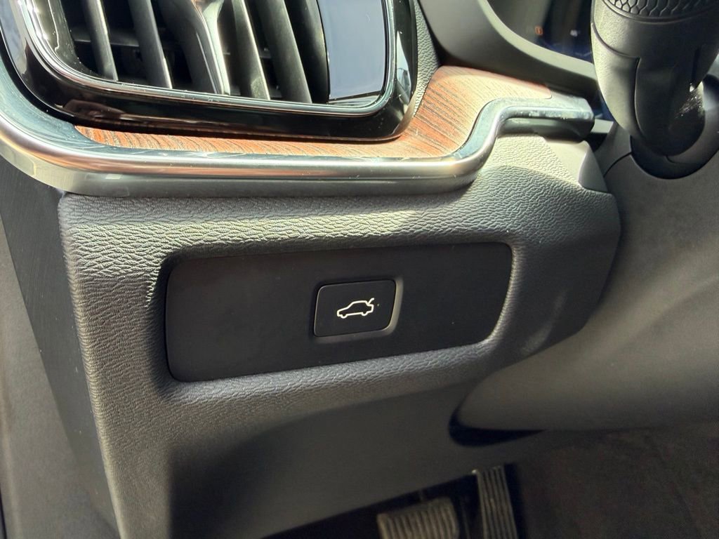 Used 2025 Volvo V60 B5 Cross Country Plus image 13