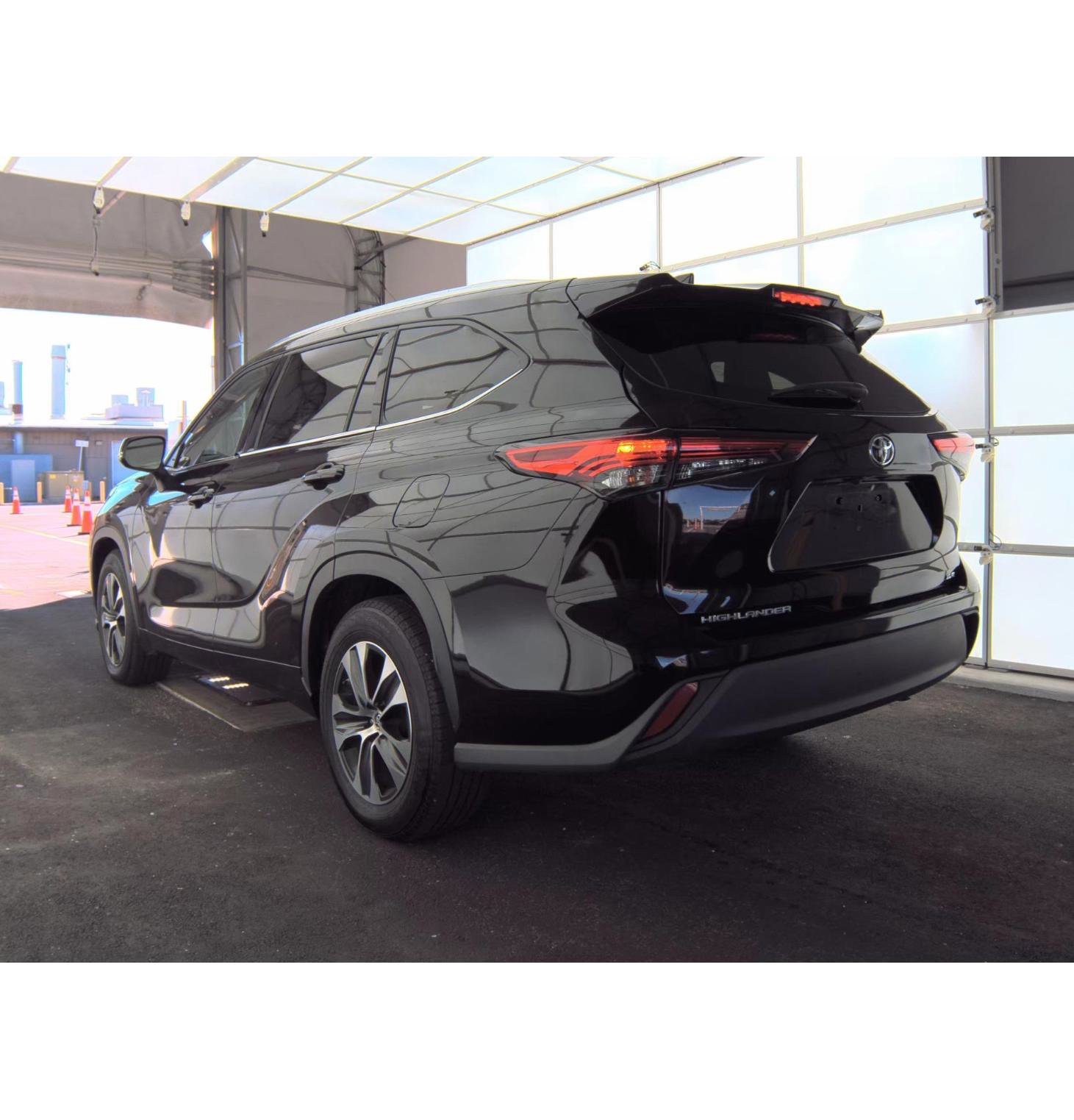 Used 2021 Toyota Highlander XLE image 28