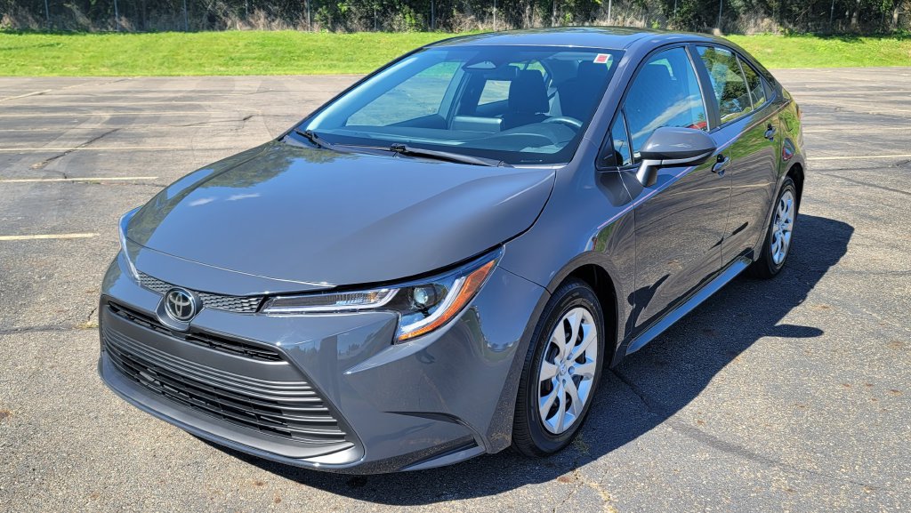 Used 2024 Toyota Corolla LE FWD image 3